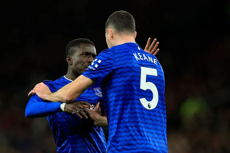 Neviđena situacija u Premier ligi: Ošamario suigrača, pa počeo divljati na ostale