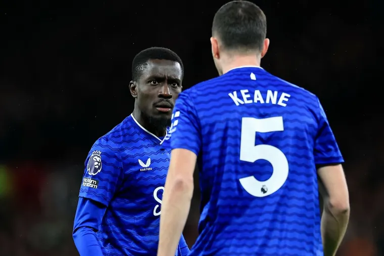 Neviđena situacija u Premier ligi: Ošamario suigrača, pa počeo divljati na ostale