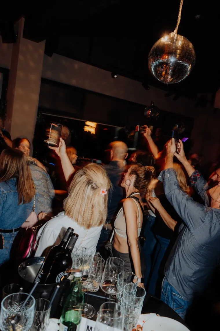 Tko su ljepotice koje su zaludile Zadar? Brinete u uskim kožnim haljinama ukrale show