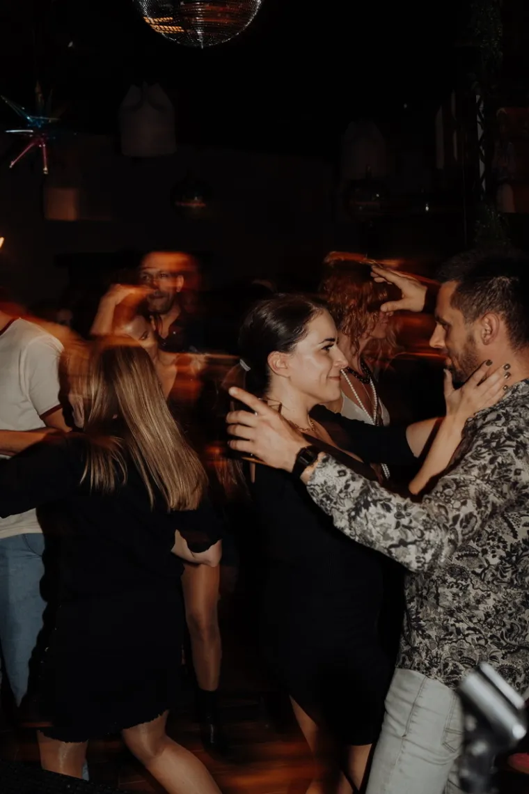 Tko su ljepotice koje su zaludile Zadar? Brinete u uskim kožnim haljinama ukrale show