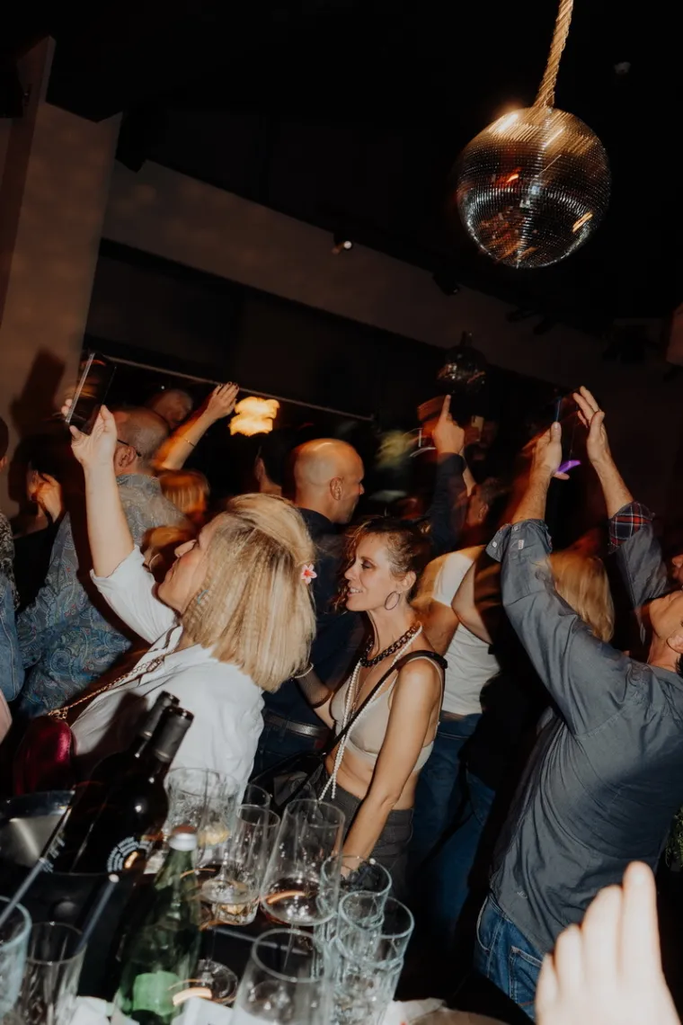 Tko su ljepotice koje su zaludile Zadar? Brinete u uskim kožnim haljinama ukrale show