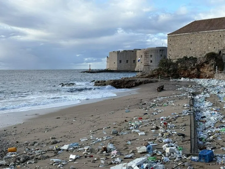 Dubrovnik kao Banglade&scaron;! Plaže se čiste od rane zore: 'To se mora političkim putem rije&scaron;iti'