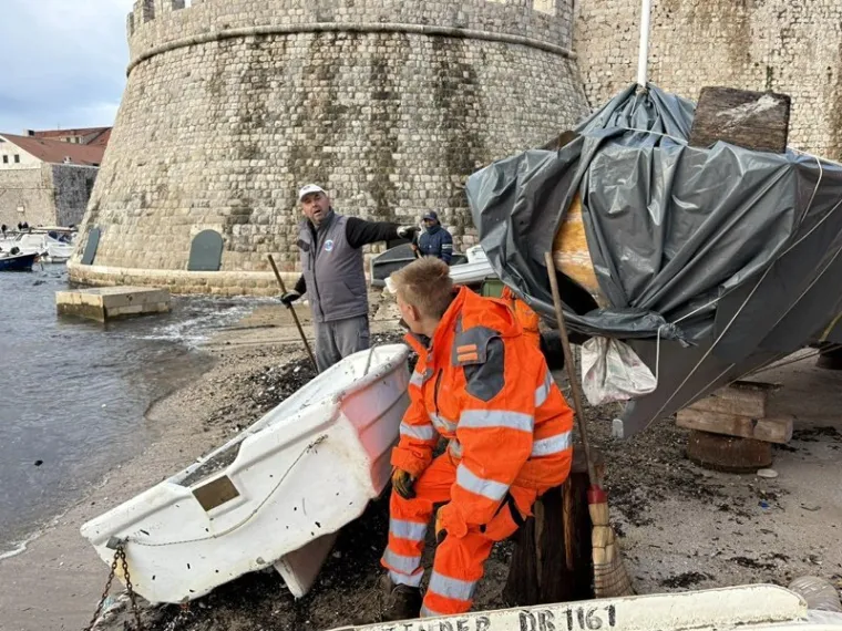 Dubrovnik kao Banglade&scaron;! Plaže se čiste od rane zore: 'To se mora političkim putem rije&scaron;iti'