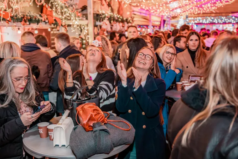 Pogledajte kako se zabavljaju Riječani: Pažnju privukla dama s crvenim ružem