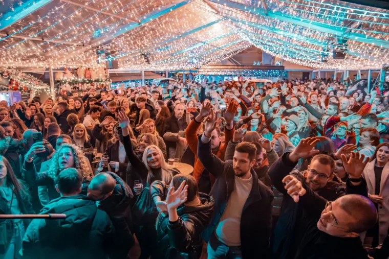 Pogledajte kako se zabavljaju Riječani: Pažnju privukla dama s crvenim ružem