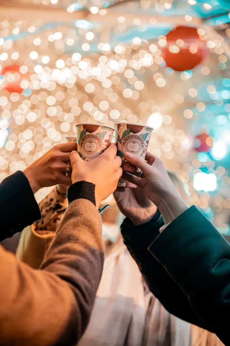 Pogledajte kako se zabavljaju Riječani: Pažnju privukla dama s crvenim ružem