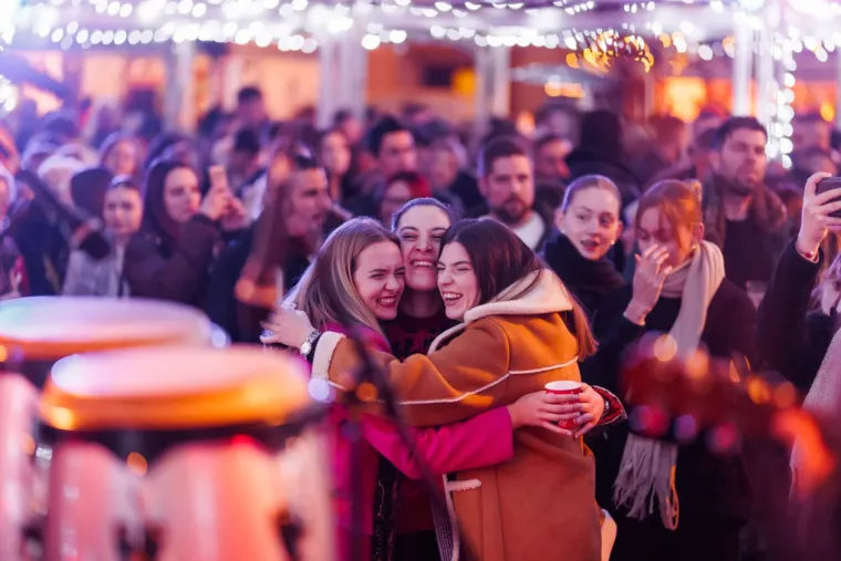 Pogledajte kako se zabavljaju Riječani: Pažnju privukla dama s crvenim ružem