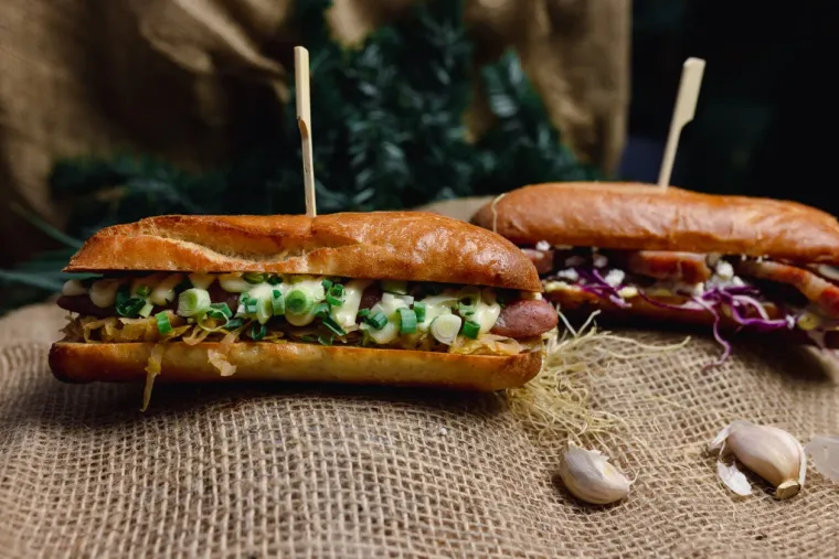 Pogledajte kako se zabavljaju Riječani: Pažnju privukla dama s crvenim ružem