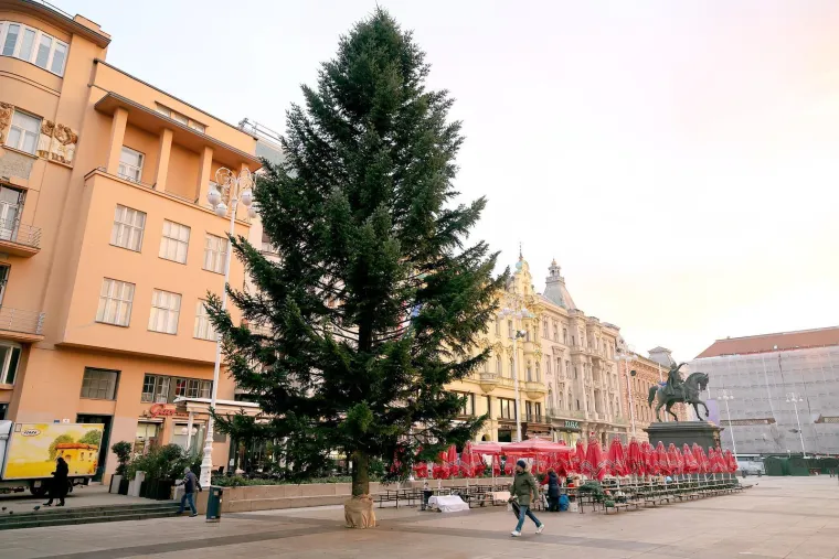 Prve kućice na zagrebačkom adventu počele s radom: Pogledajte cijene, možda se iznenadite