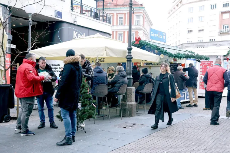 Prve kućice na zagrebačkom adventu počele s radom: Pogledajte cijene, možda se iznenadite