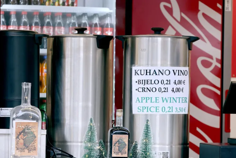 Prve kućice na zagrebačkom adventu počele s radom: Pogledajte cijene, možda se iznenadite