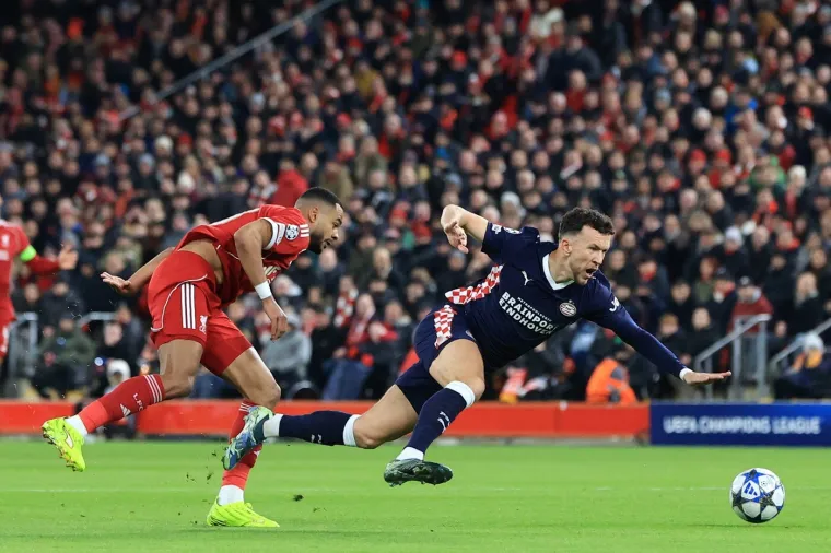 Pogledajte što se dogodilo Ivanu Perišiću i što je majstor sve radio na kultnom Anfieldu