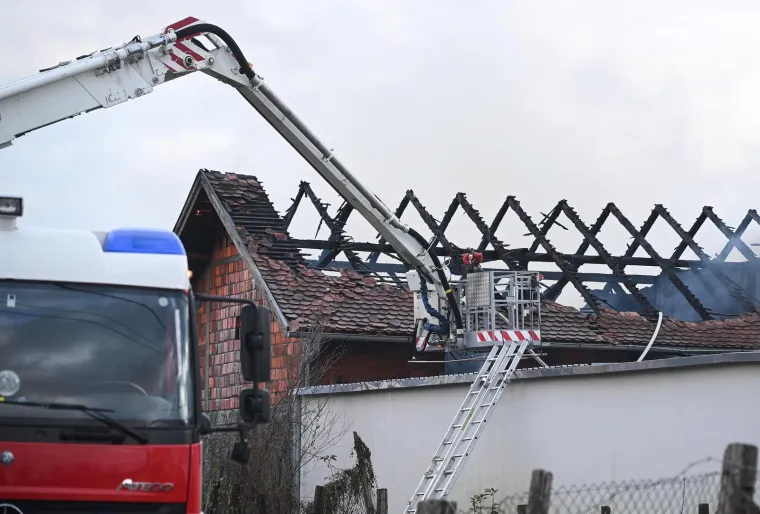 Prvi prizori buktinje u Sesvetama: Sve je puno dima, dvojici radnika pružena pomoć