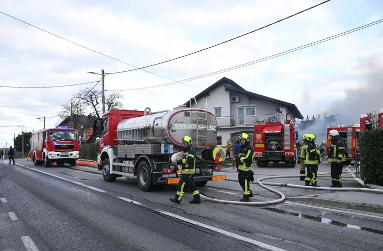 Prvi prizori buktinje u Sesvetama: Sve je puno dima, dvojici radnika pružena pomoć