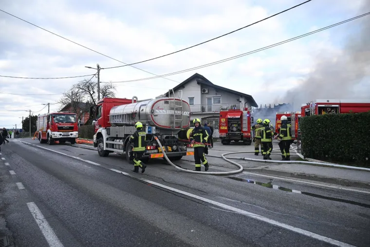 Prvi prizori buktinje u Sesvetama: Sve je puno dima, dvojici radnika pružena pomoć