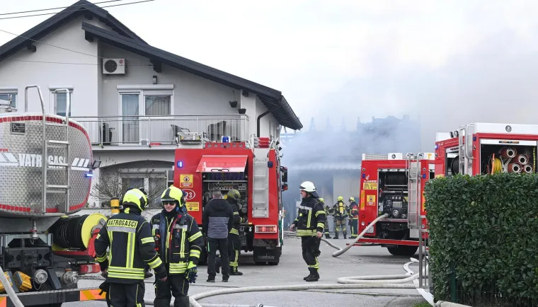 Prvi prizori buktinje u Sesvetama: Sve je puno dima, dvojici radnika pružena pomoć