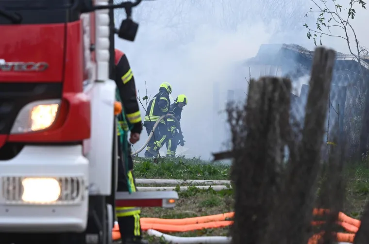 Prvi prizori buktinje u Sesvetama: Sve je puno dima, dvojici radnika pružena pomoć