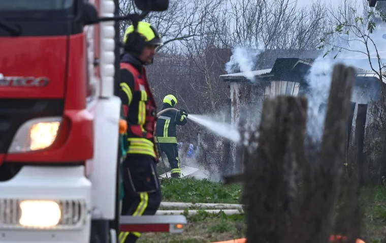 Prvi prizori buktinje u Sesvetama: Sve je puno dima, dvojici radnika pružena pomoć