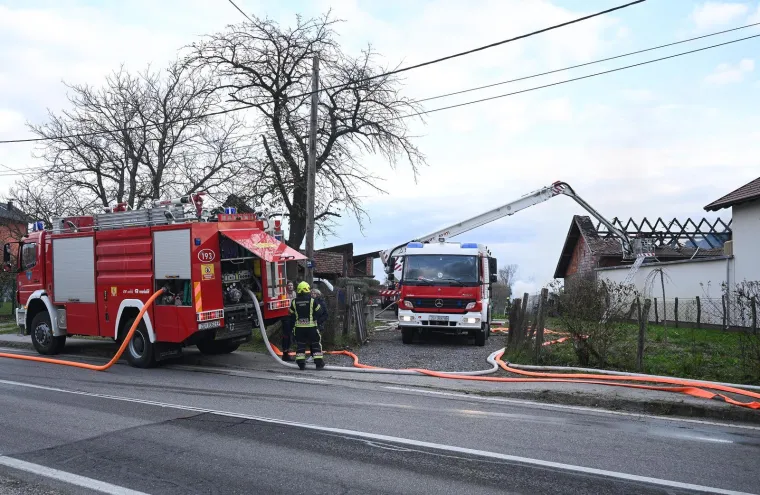 Prvi prizori buktinje u Sesvetama: Sve je puno dima, dvojici radnika pružena pomoć