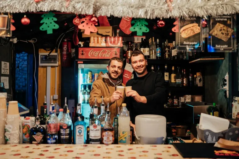 Na zadarskom adventu dobro se jede i pije, a ni najbolja klopa nije ukrala pažnju ovim damama