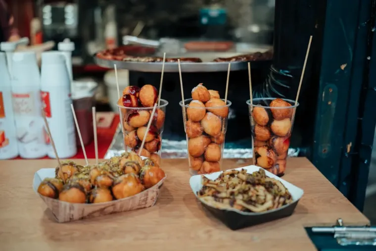 Na zadarskom adventu dobro se jede i pije, a ni najbolja klopa nije ukrala pažnju ovim damama