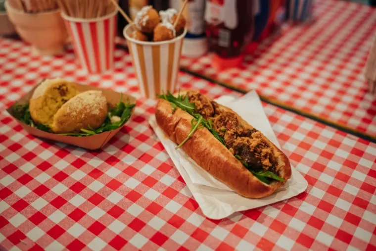 Na zadarskom adventu dobro se jede i pije, a ni najbolja klopa nije ukrala pažnju ovim damama