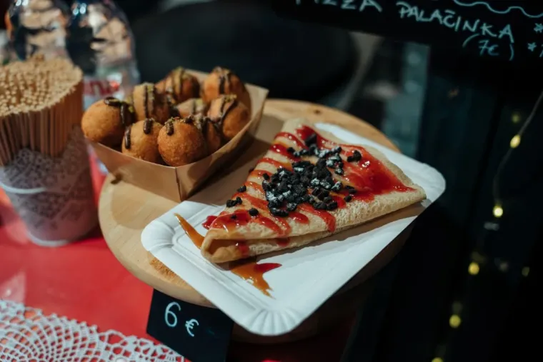 Na zadarskom adventu dobro se jede i pije, a ni najbolja klopa nije ukrala pažnju ovim damama