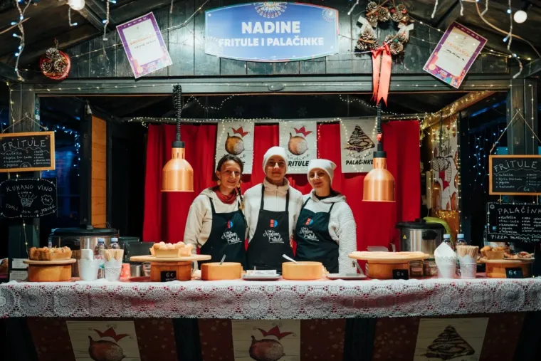 Na zadarskom adventu dobro se jede i pije, a ni najbolja klopa nije ukrala pažnju ovim damama