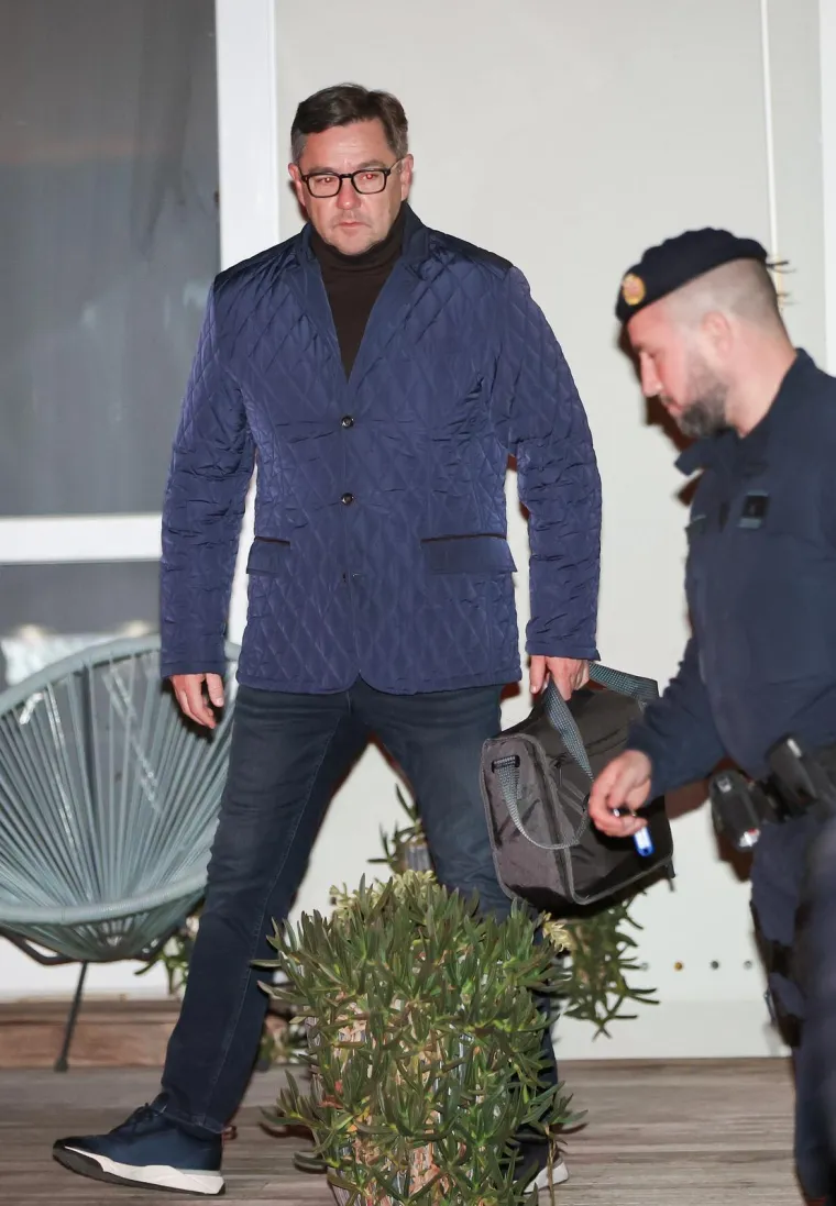 Andriju Mikulića i bogatu kolekciju vatrenog oružja u gluho doba noći prevezli u policiju