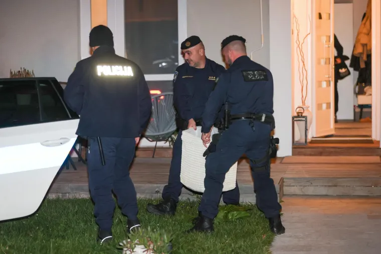 Andriju Mikulića i bogatu kolekciju vatrenog oružja u gluho doba noći prevezli u policiju