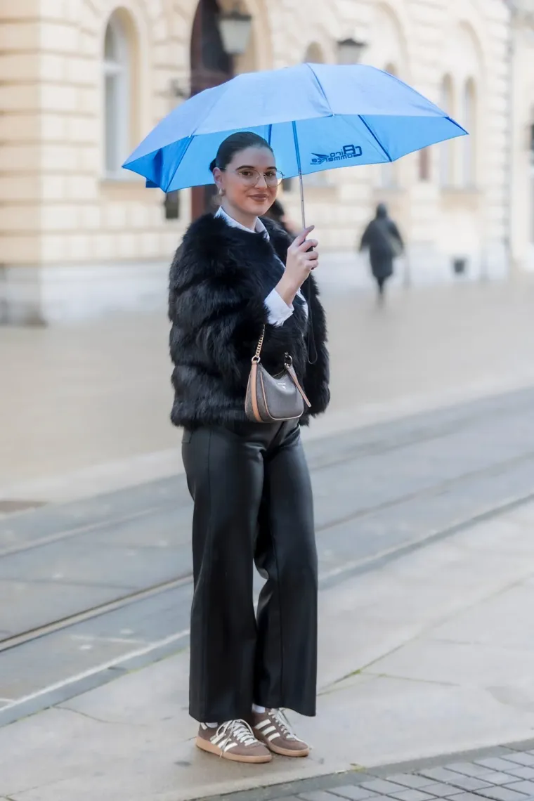 Čizmice na petu i noge do poda: Zgodne plavuše privukle sve poglede, a jasno je i zašto