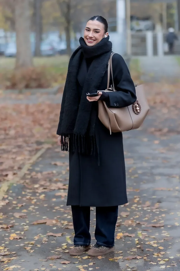 Čizmice na petu i noge do poda: Zgodne plavuše privukle sve poglede, a jasno je i zašto