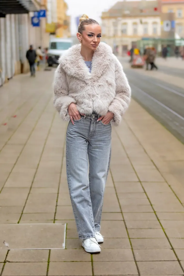 Čizmice na petu i noge do poda: Zgodne plavuše privukle sve poglede, a jasno je i zašto