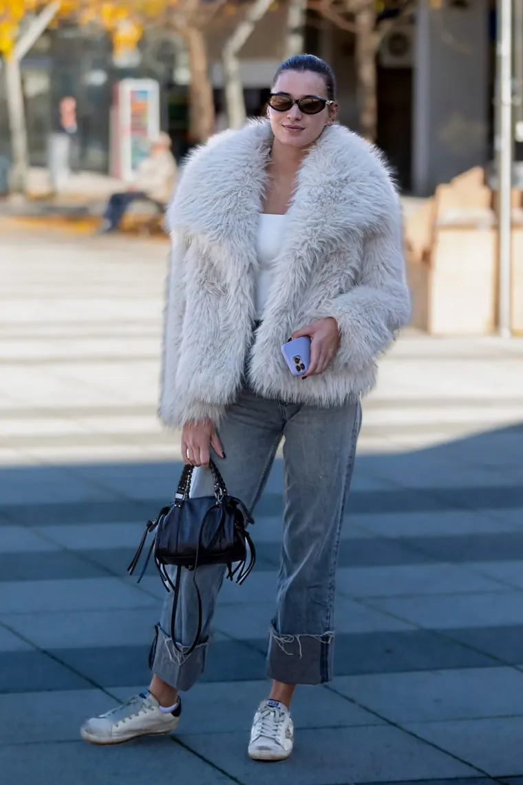 Čizmice na petu i noge do poda: Zgodne plavuše privukle sve poglede, a jasno je i zašto