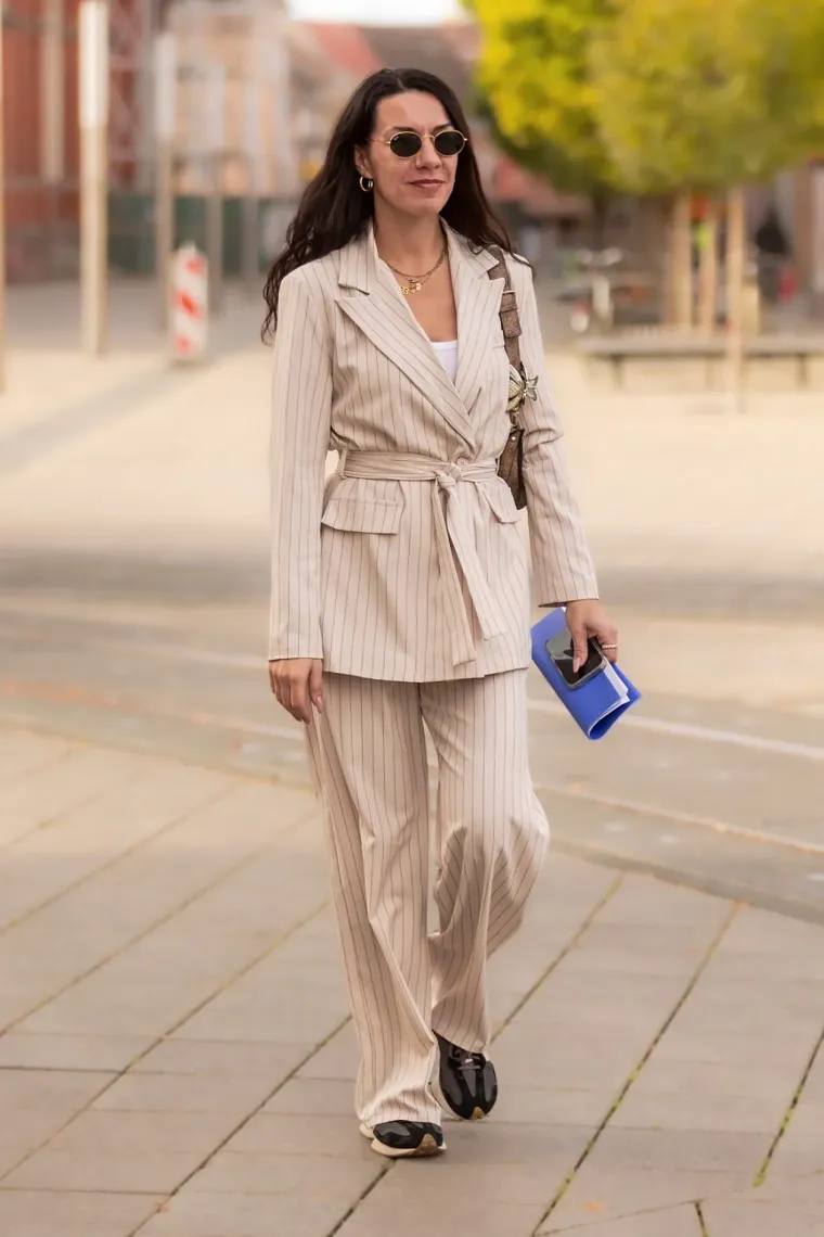 Čizmice na petu i noge do poda: Zgodne plavuše privukle sve poglede, a jasno je i zašto