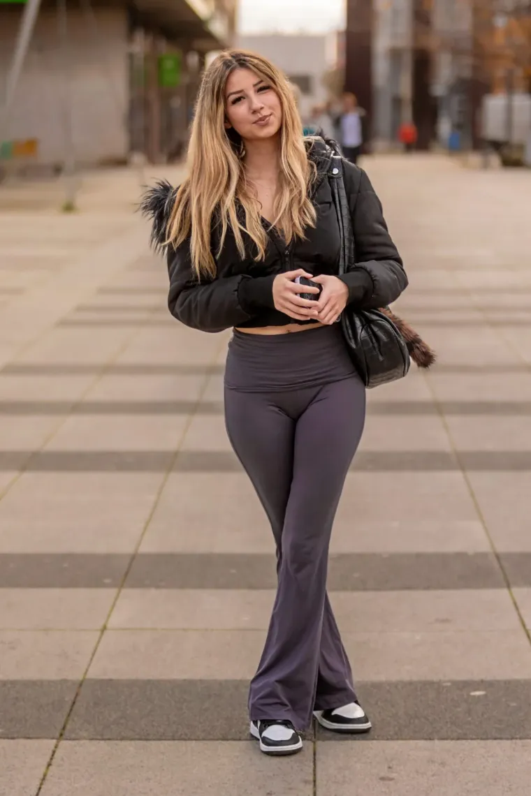 Čizmice na petu i noge do poda: Zgodne plavuše privukle sve poglede, a jasno je i zašto