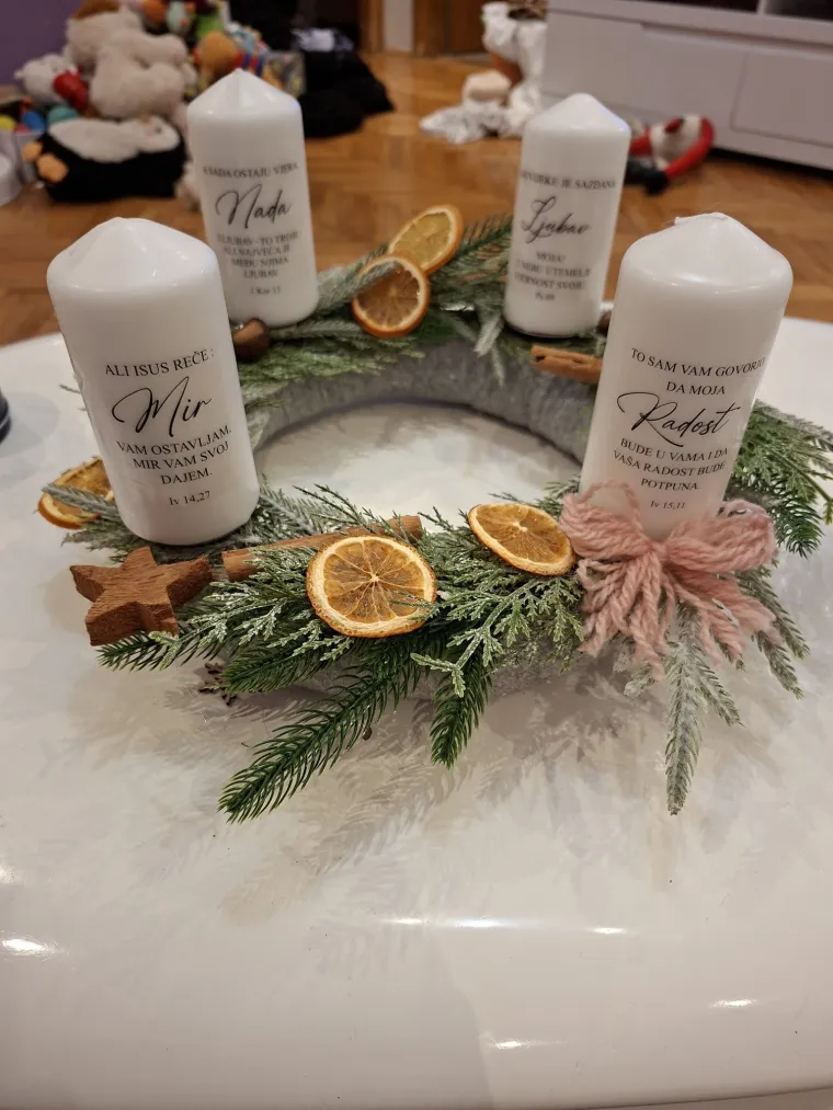 Blagdanska čarolija je počela: Izdvojili smo 40 va&scaron;ih prekrasnih adventskih vijenaca