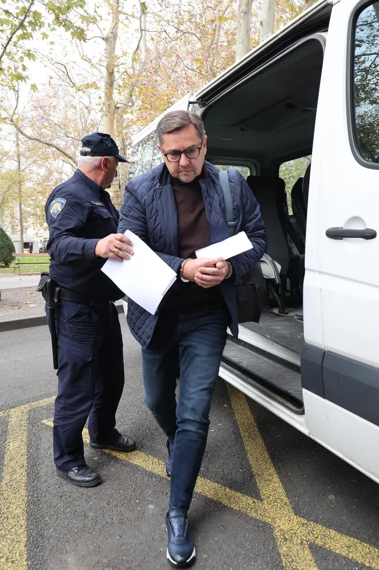 Je li mu ovo suza u oku? Mikulića i kuma doveli na sud