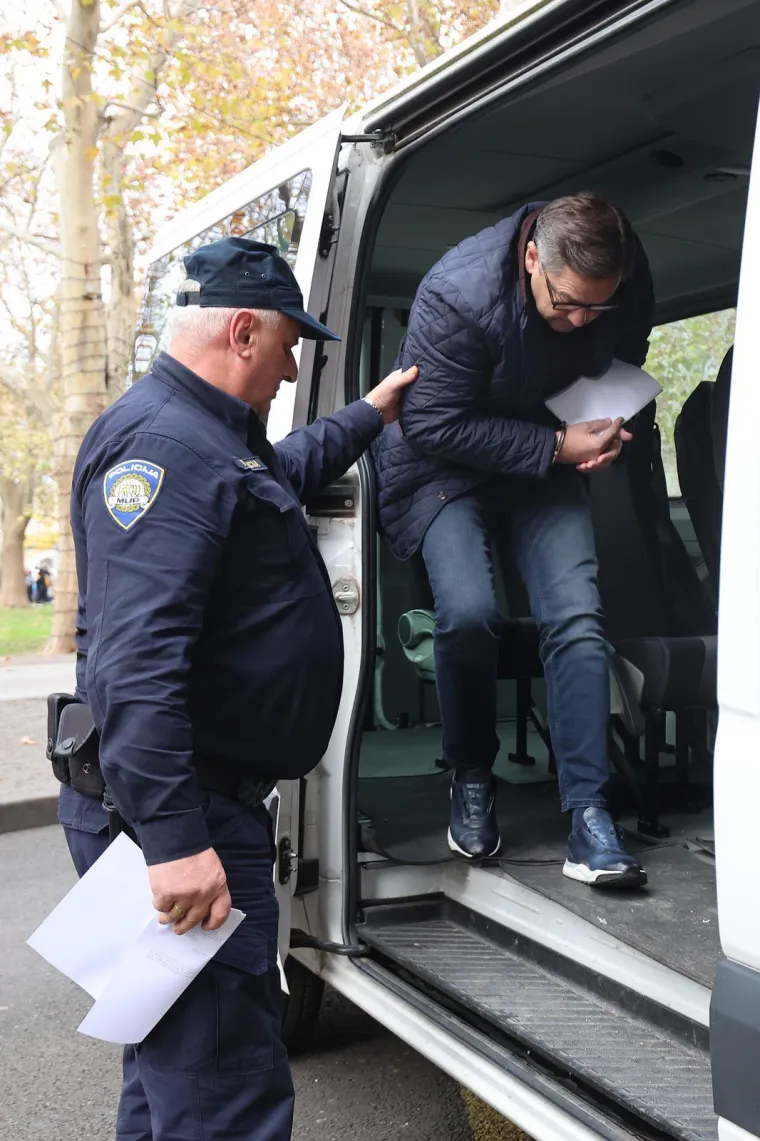 Je li mu ovo suza u oku? Mikulića i kuma doveli na sud