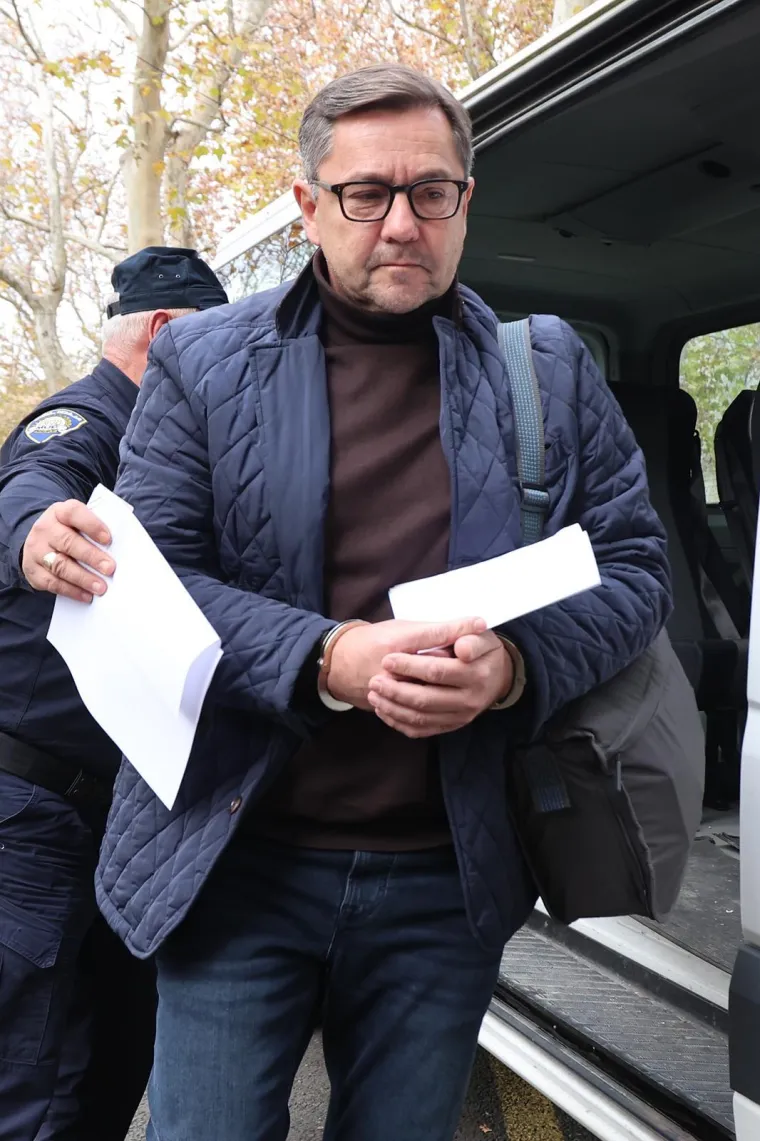 Je li mu ovo suza u oku? Mikulića i kuma doveli na sud