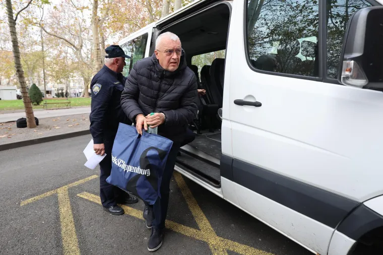 Je li mu ovo suza u oku? Mikulića i kuma doveli na sud