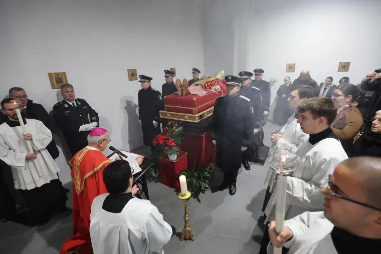 Relikvije Alojzija Stepinca stigle u crkvu Presvetoga Trojstva