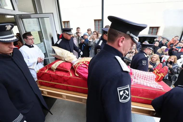 Relikvije Alojzija Stepinca stigle u crkvu Presvetoga Trojstva