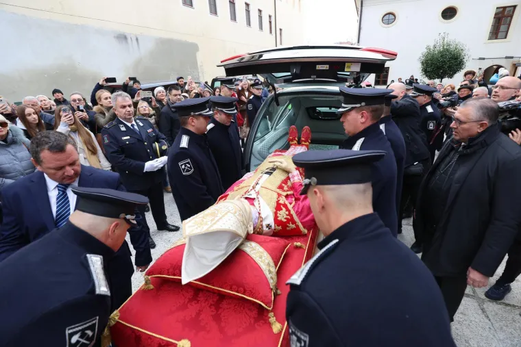 Relikvije Alojzija Stepinca stigle u crkvu Presvetoga Trojstva