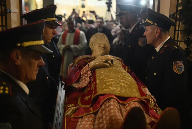 Relikvije Alojzija Stepinca stigle u crkvu Presvetoga Trojstva