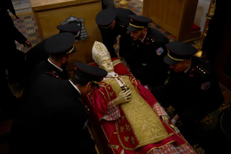 Relikvije Alojzija Stepinca stigle u crkvu Presvetoga Trojstva