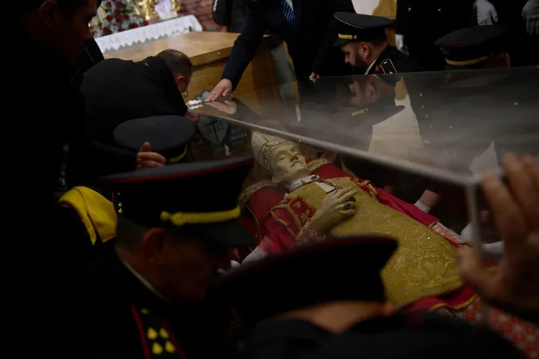 Relikvije Alojzija Stepinca stigle u crkvu Presvetoga Trojstva