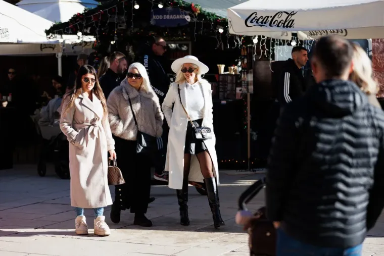 Svi su gledali samo u nju! Nitko nije skidao pogled s dame u crnom čipkastom minjaku i štiklama