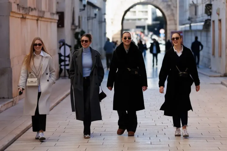 Svi su gledali samo u nju! Nitko nije skidao pogled s dame u crnom čipkastom minjaku i štiklama