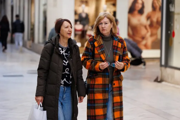 Svi su gledali samo u nju! Nitko nije skidao pogled s dame u crnom čipkastom minjaku i štiklama